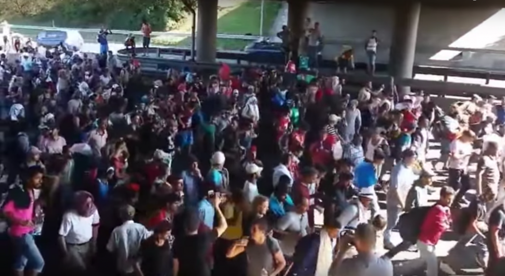 Παραπλανητικά πλάνα με πρόσφυγες και αντισημιτισμός στο τελευταίο σποτ Τραμπ