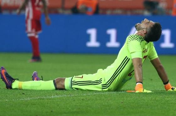 Νοκ άουτ για ένα μήνα από Ολυμπιακό και Εθνική ο Καπίνο