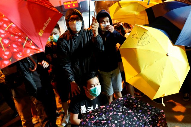 Νέα παρέμβαση της Κίνας βυθίζει το Χονγκ Κονγκ σε πολιτική κρίση