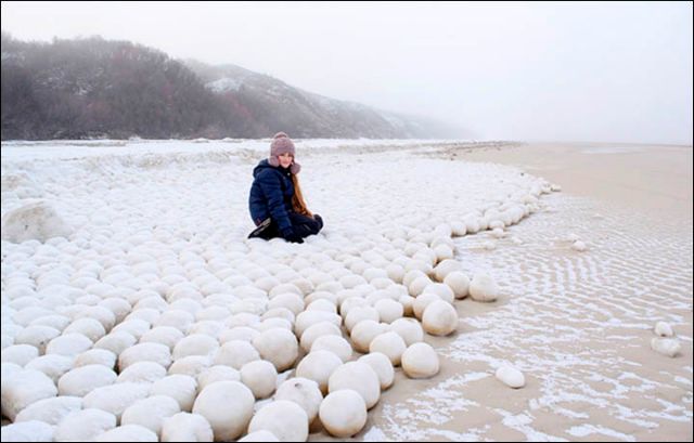 H φύση φτιάχνει τις δικές της χιονόμπαλες σε ακτή της Σιβηρίας
