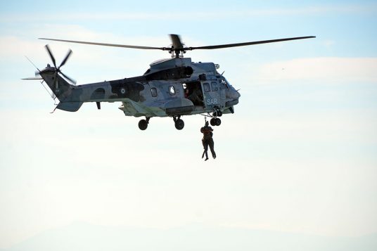 Βίντεο: Ριψοκίνδυνες πτήσεις μαχητικών πάνω από τον Φλοίσβο