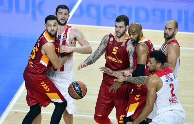 «Αυτοκτονία» του Ολυμπιακού σε αγώνα… θρίλερ στην Πόλη