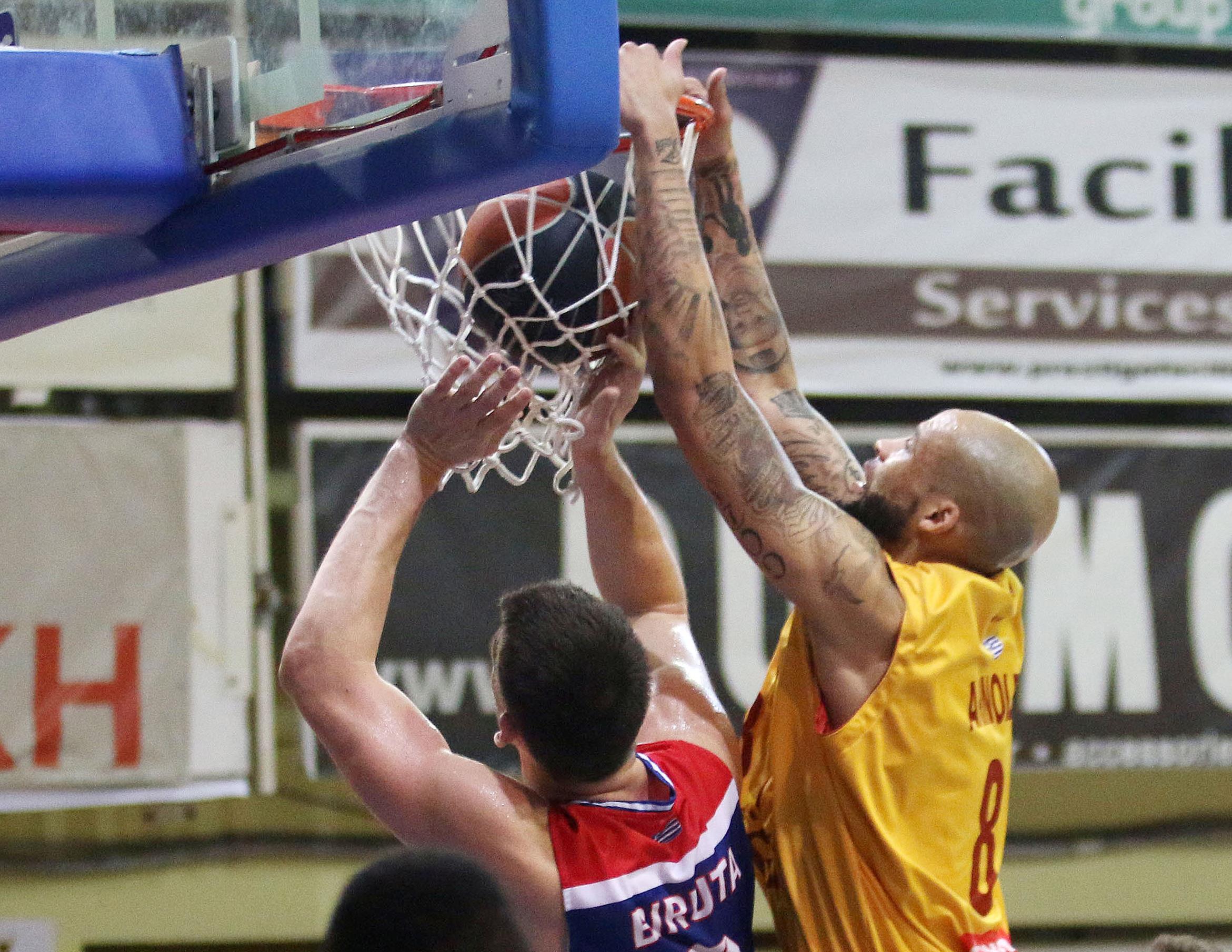 Το Ρέθυμνο… βύθισε ακόμη περισσότερο τα Τρίκαλα