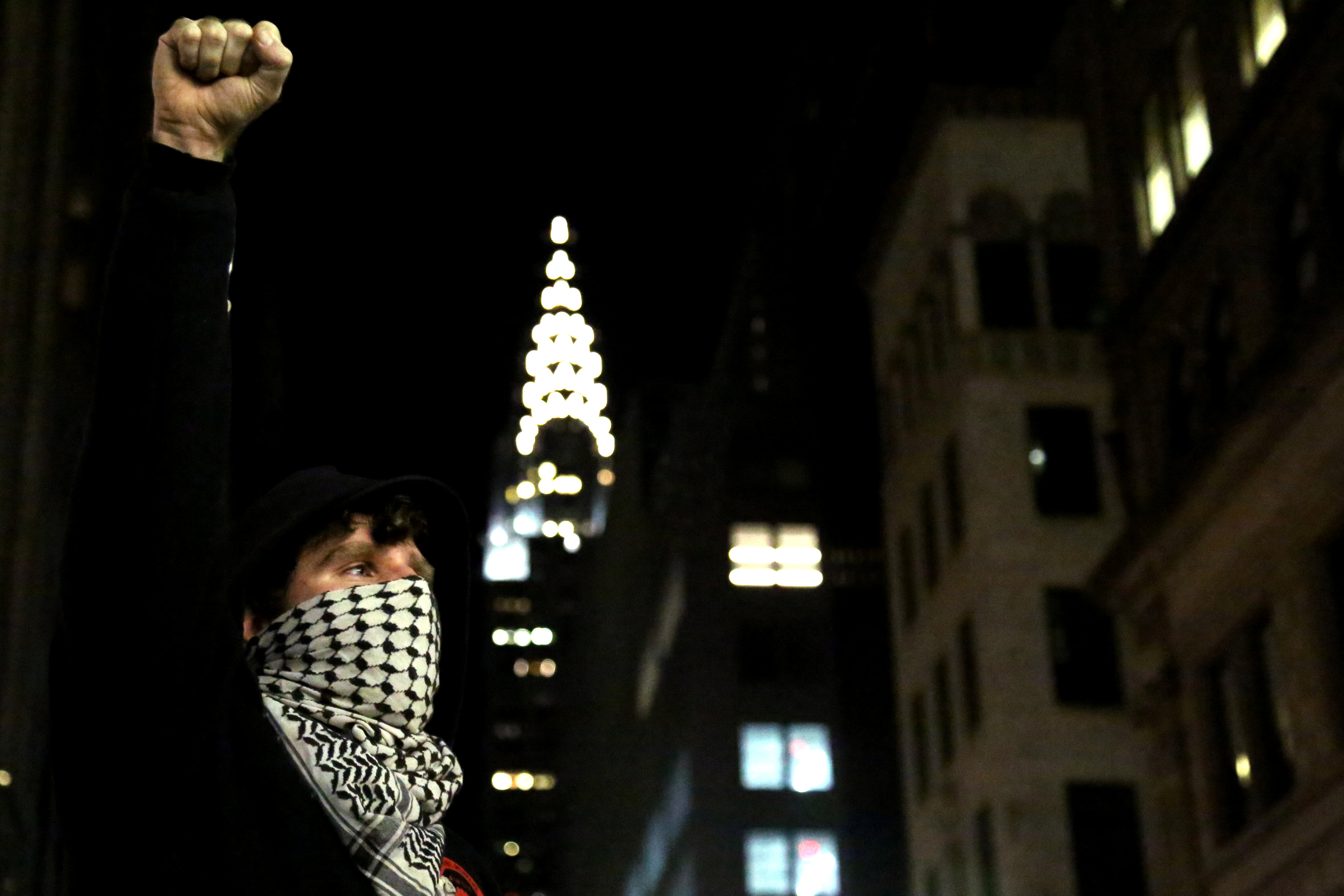 Ένταση στις διαδηλώσεις εναντίον Τραμπ, τραυματίστηκαν ελαφρά αστυνομικοί