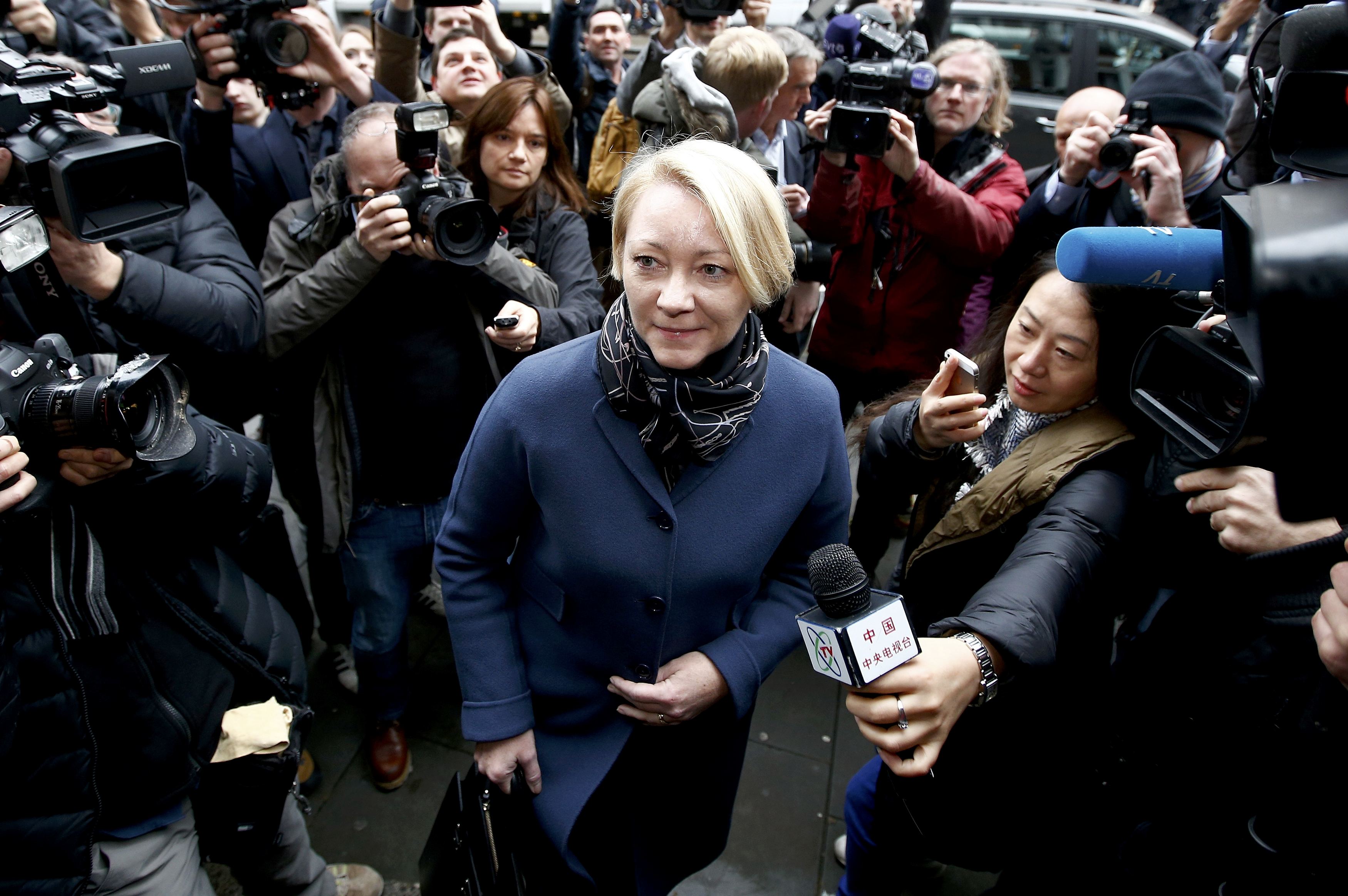 Σουηδοί εισαγγελείς ανακρίνουν τον Άσανζ για τις κατηγορίες βιασμού