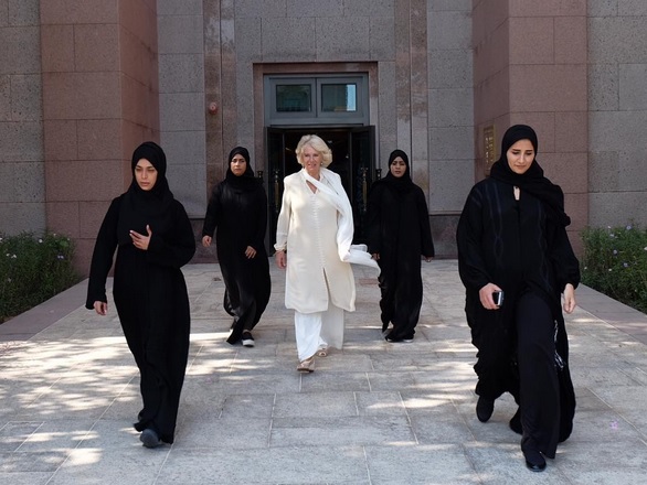 Πυρ, γυνή και άμμος: Οι σωματοφύλακες της Καμίλα στα Εμιράτα, έτοιμες για όλα