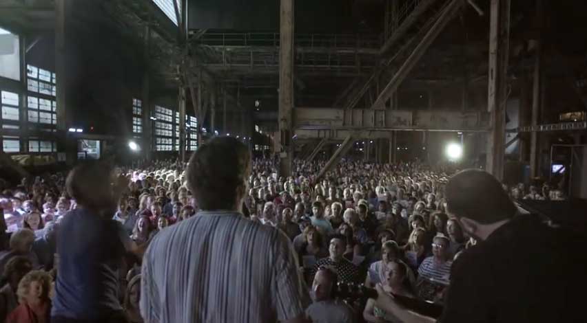 Χορωδία 1.500 ατόμων τραγουδάει Λέοναρντ Κόεν