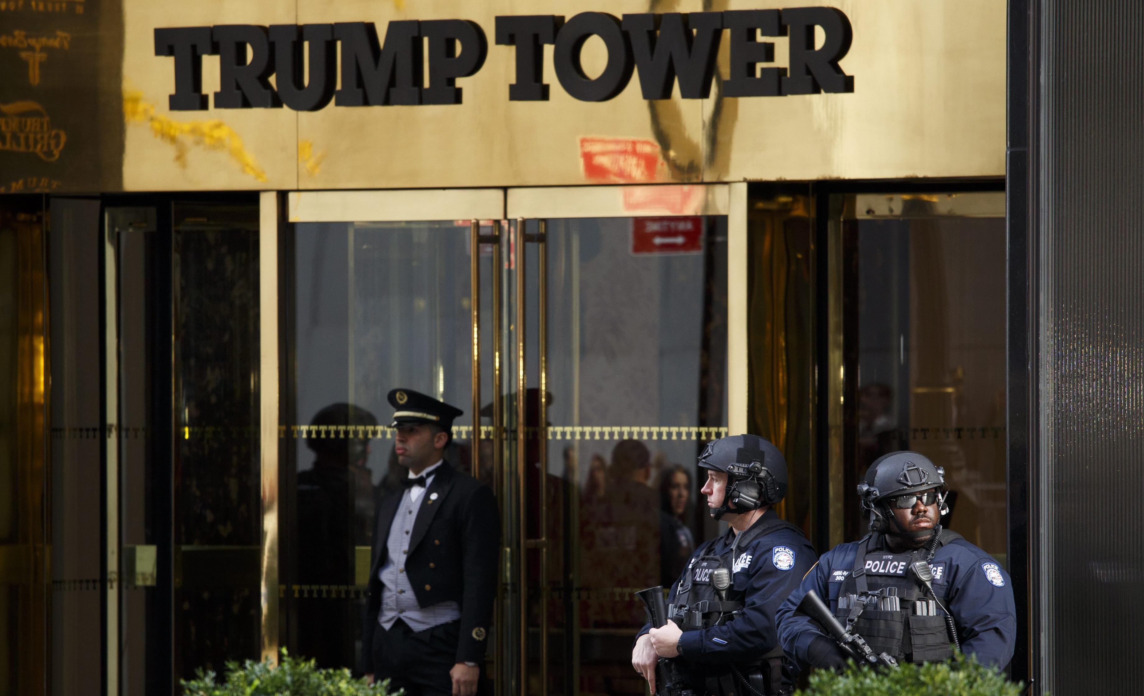 Ντόναλντ Τραμπ: «Κολλημένος» με τον χρυσό του Πύργο