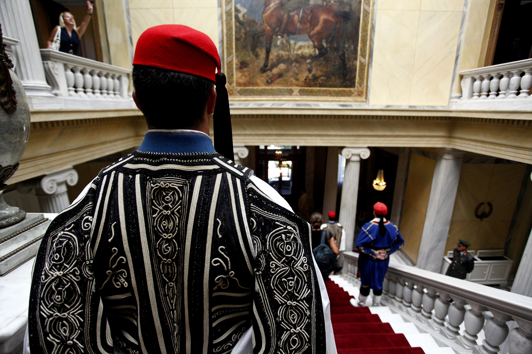 Δείπνο με σφυρίδα και γαρίδες, αλλά χωρίς αντιπολίτευση και «πρώτες κυρίες»