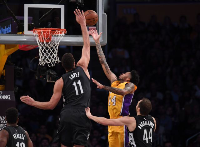 Σε μεγάλα κέφια ο Λεμπρόν, νίκη για τους Λέικερς