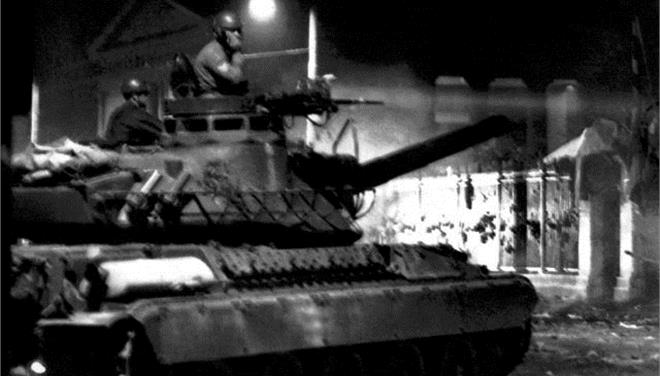 Ο φωτορεπόρτερ της εισβολής του τανκ στο Πολυτεχνείο: Πουκάμισα ματωμένα και…