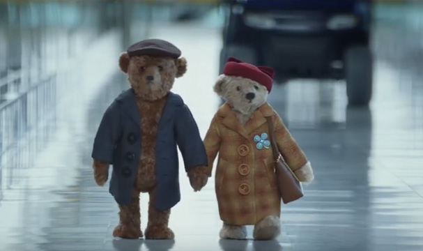 Ο κύριος και η κυρία Αρκούδου στη χριστουγεννιάτικη διαφήμιση του Χίθροου