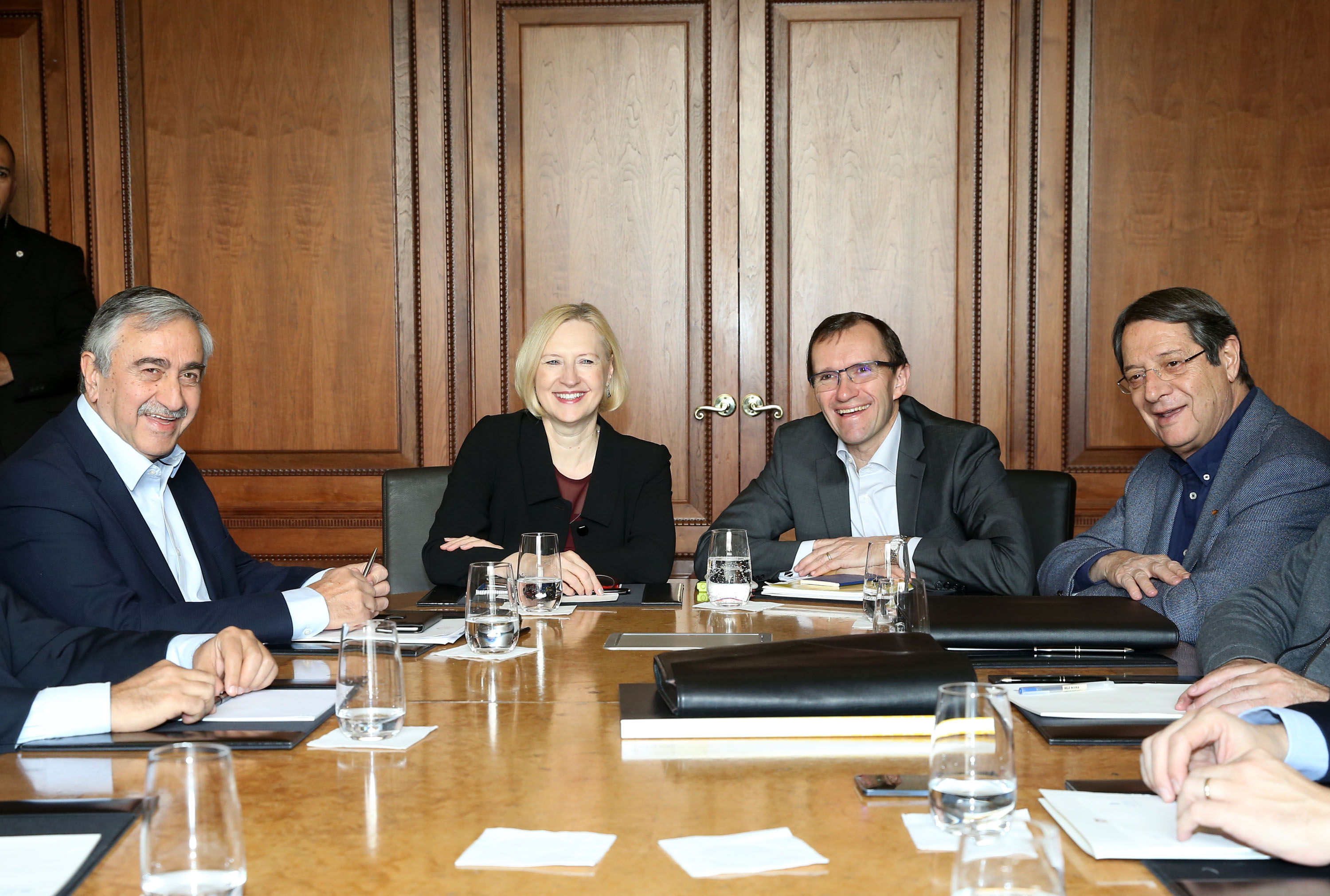 Σε εξέλιξη ο νέος γύρος συνομιλιών Αναστασιάδη – Ακιντζί στην Ελβετία