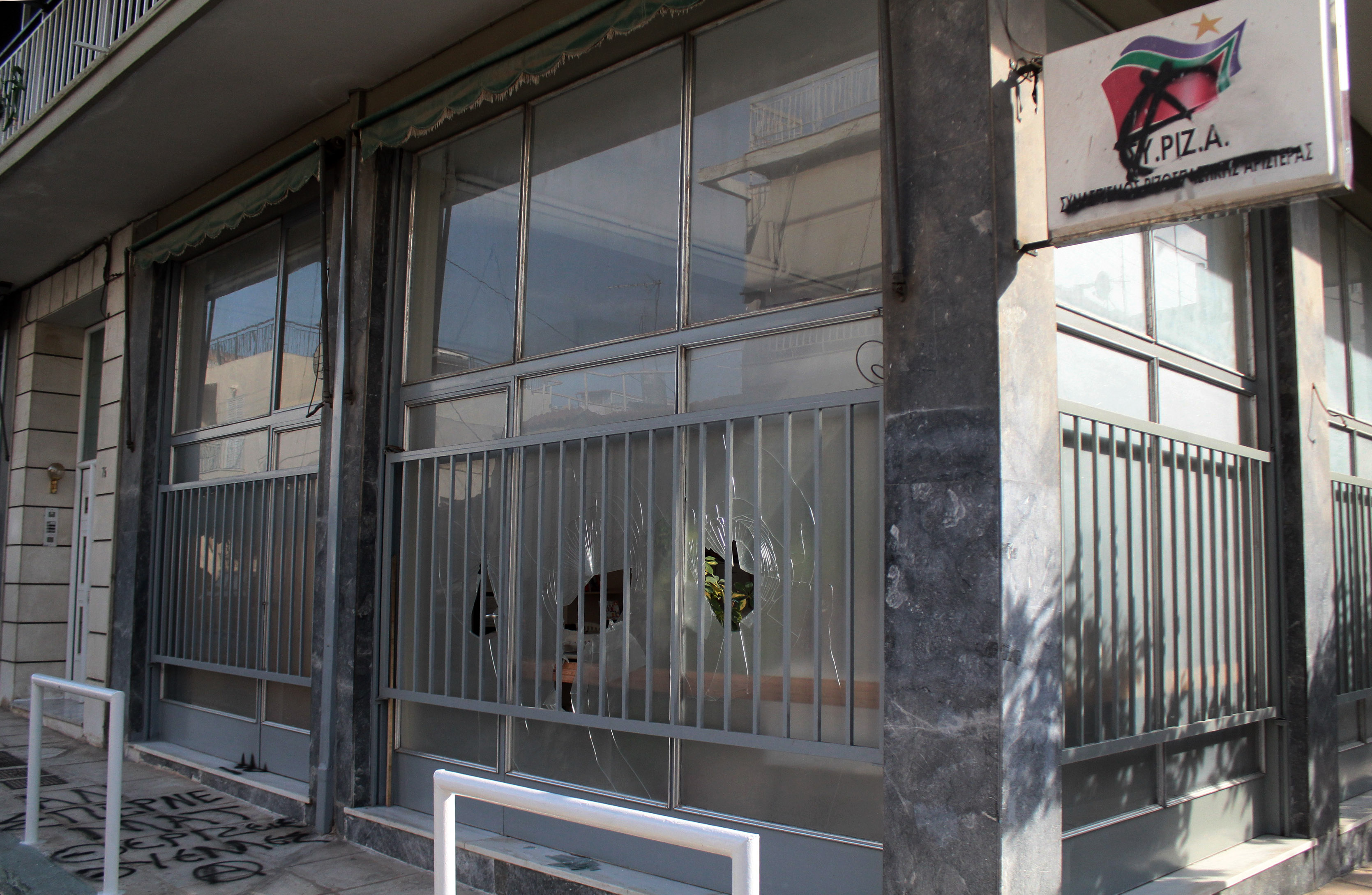 Φθορές στα γραφεία του ΣΥΡΙΖΑ στον Άγιο Δημήτριο