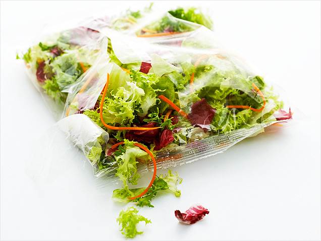 Τι κινδύνους κρύβουν για την υγεία μας οι συσκευασμένες σαλάτες;