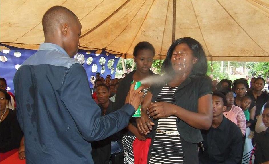 Οργή για «προφήτη» που ψεκάζει πιστούς με εντομοκτόνο