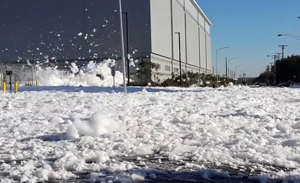 To έστρωσε στην Καλιφόρνια, αλλά  με πυροσβεστικό αφρό