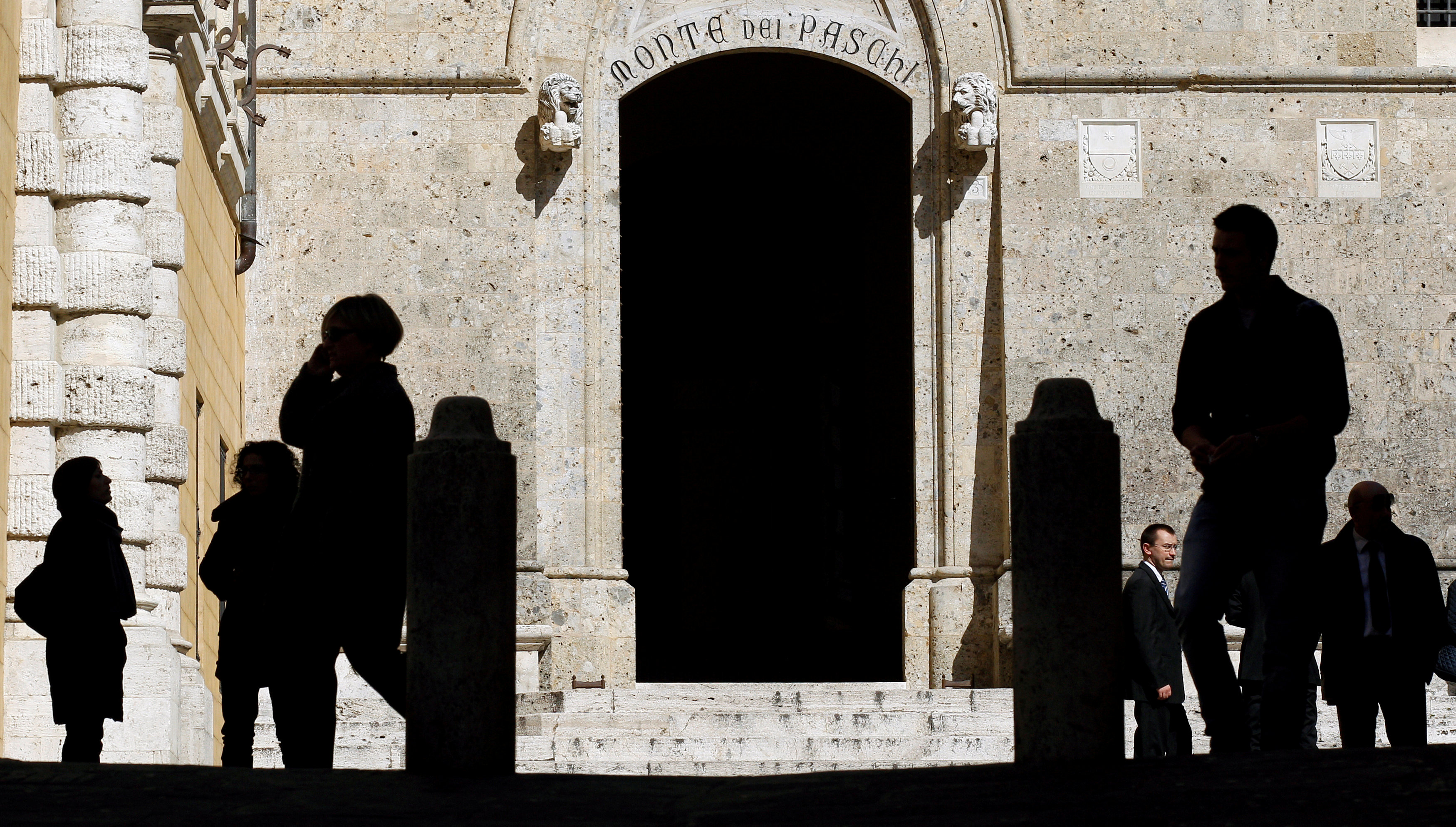 FT: Σε κίνδυνο ιταλικές τράπεζες αν ο Ρέντσι χάσει το δημοψήφισμα