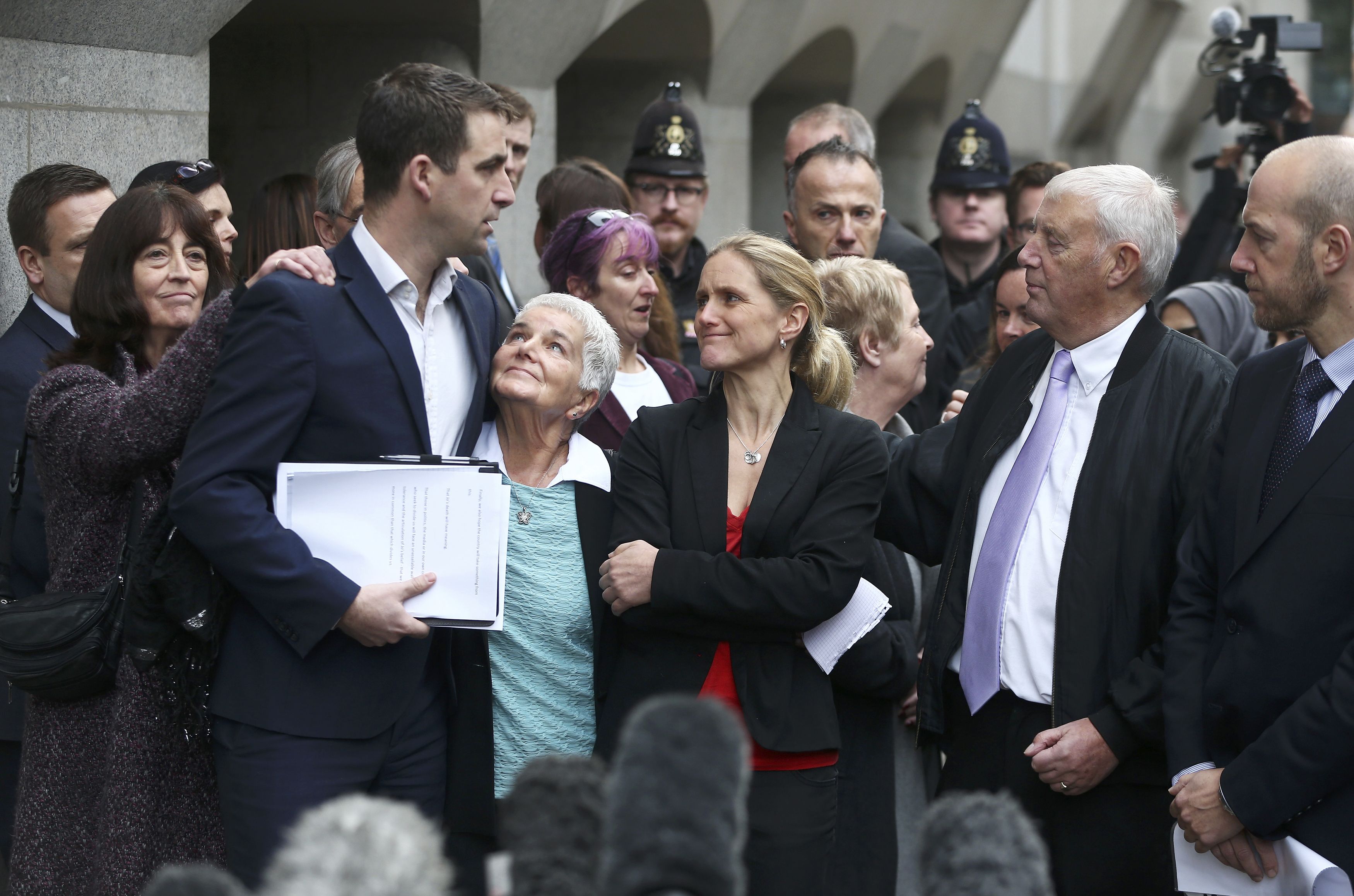 Σε ισόβια καταδικάστηκε ο δολοφόνος της βουλευτή Τζο Κοξ