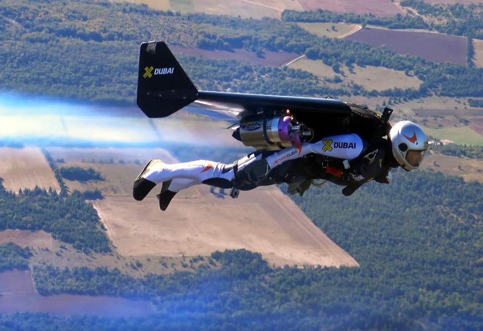 Ανθρωποι και αεροσκάφη πετούν μαζί σε σχηματισμό