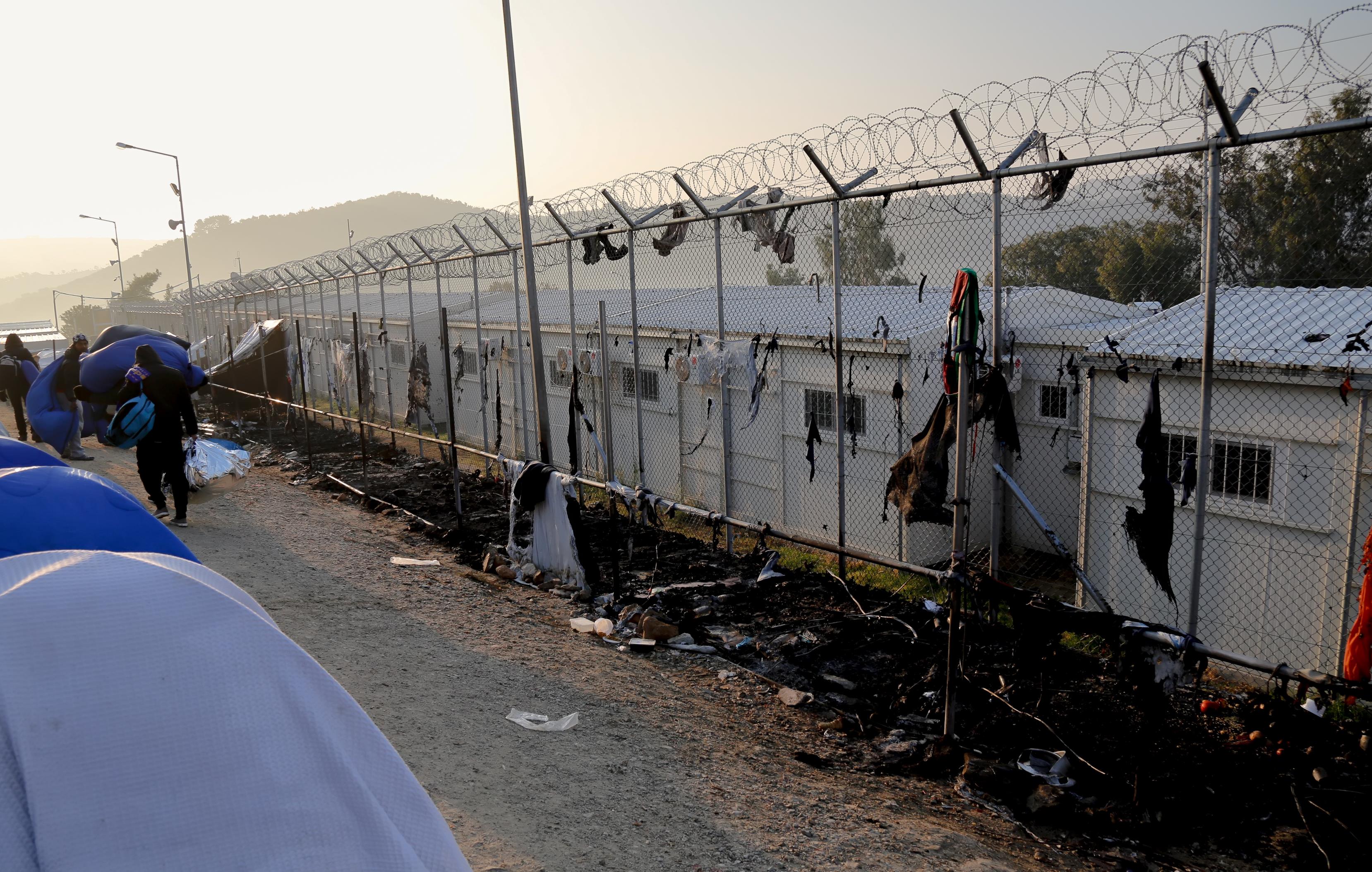Αθήνα και Βρυξέλλες στο στόχαστρο της Αντιπολίτευσης για τη Μόρια