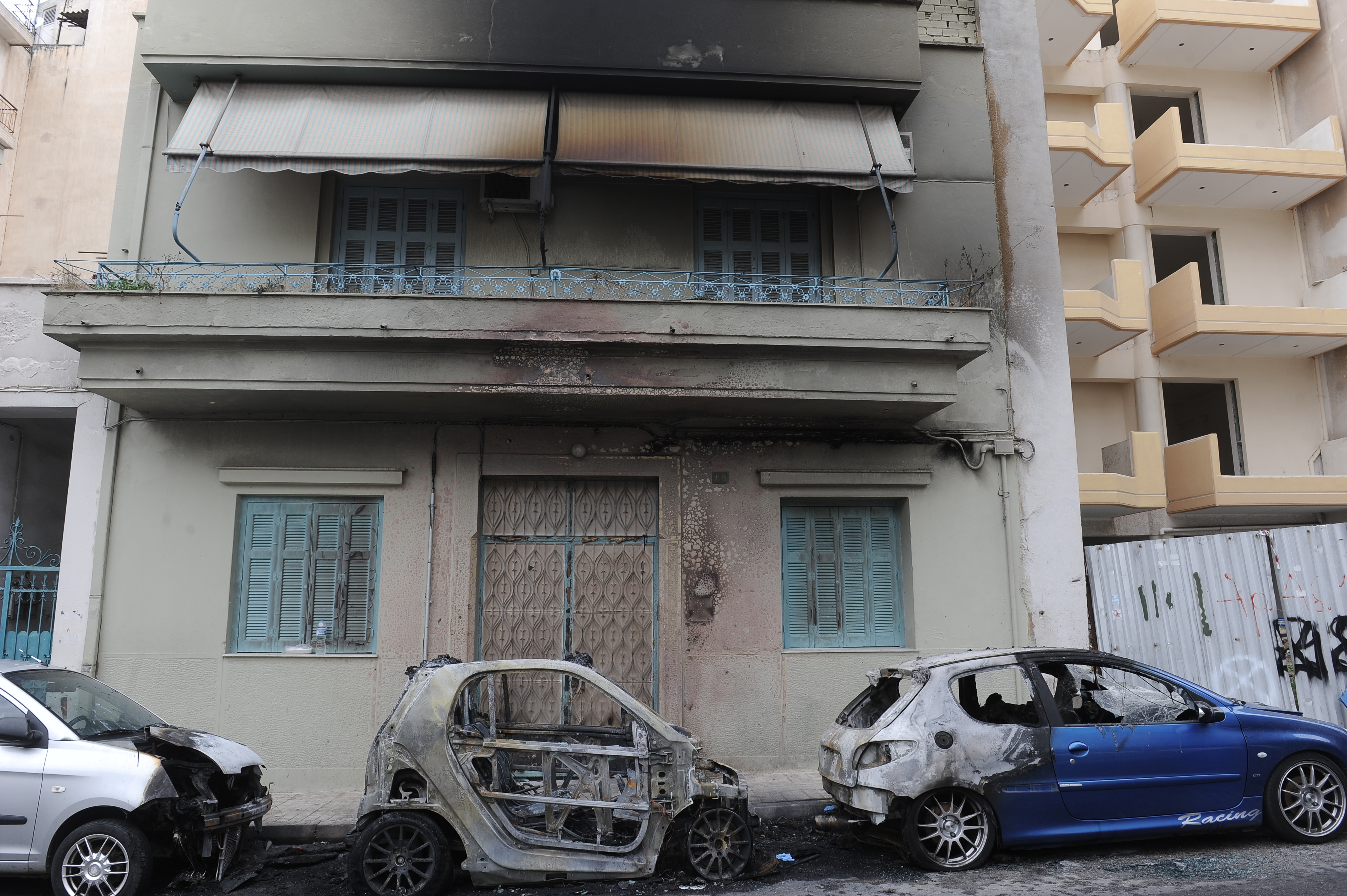 Φωτιά σε επτά ΙΧ αυτοκίνητα στα Πετράλωνα