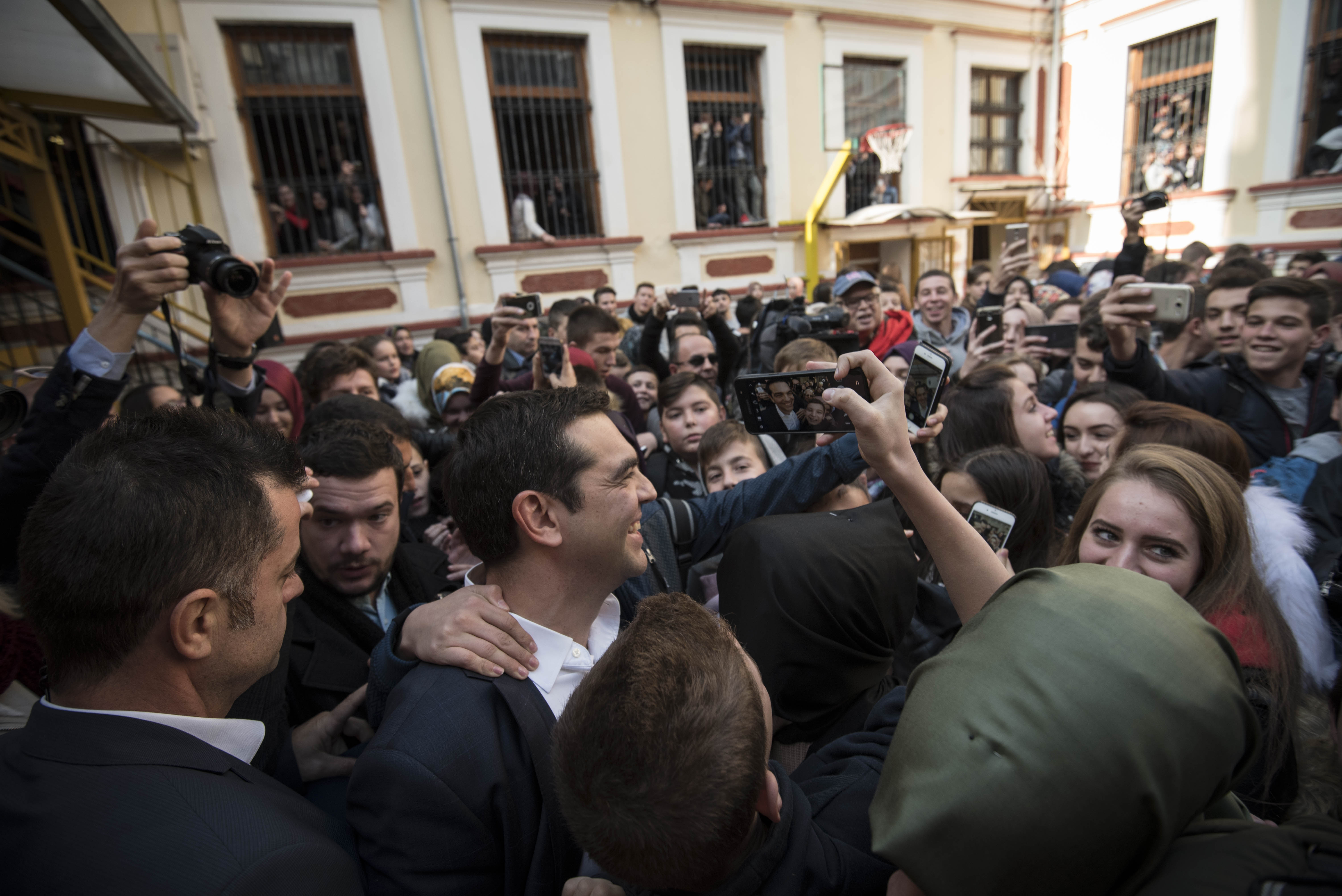 Κοντά σε μαθητές του μειονοτικού σχολείου Ξάνθης ο Αλ.Τσίπρας