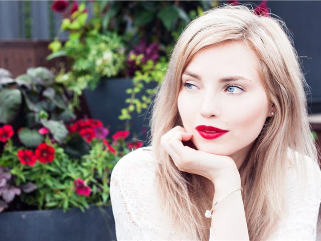 Τι παθαίνει το πρόσωπό σου στις 4 το μεσημέρι