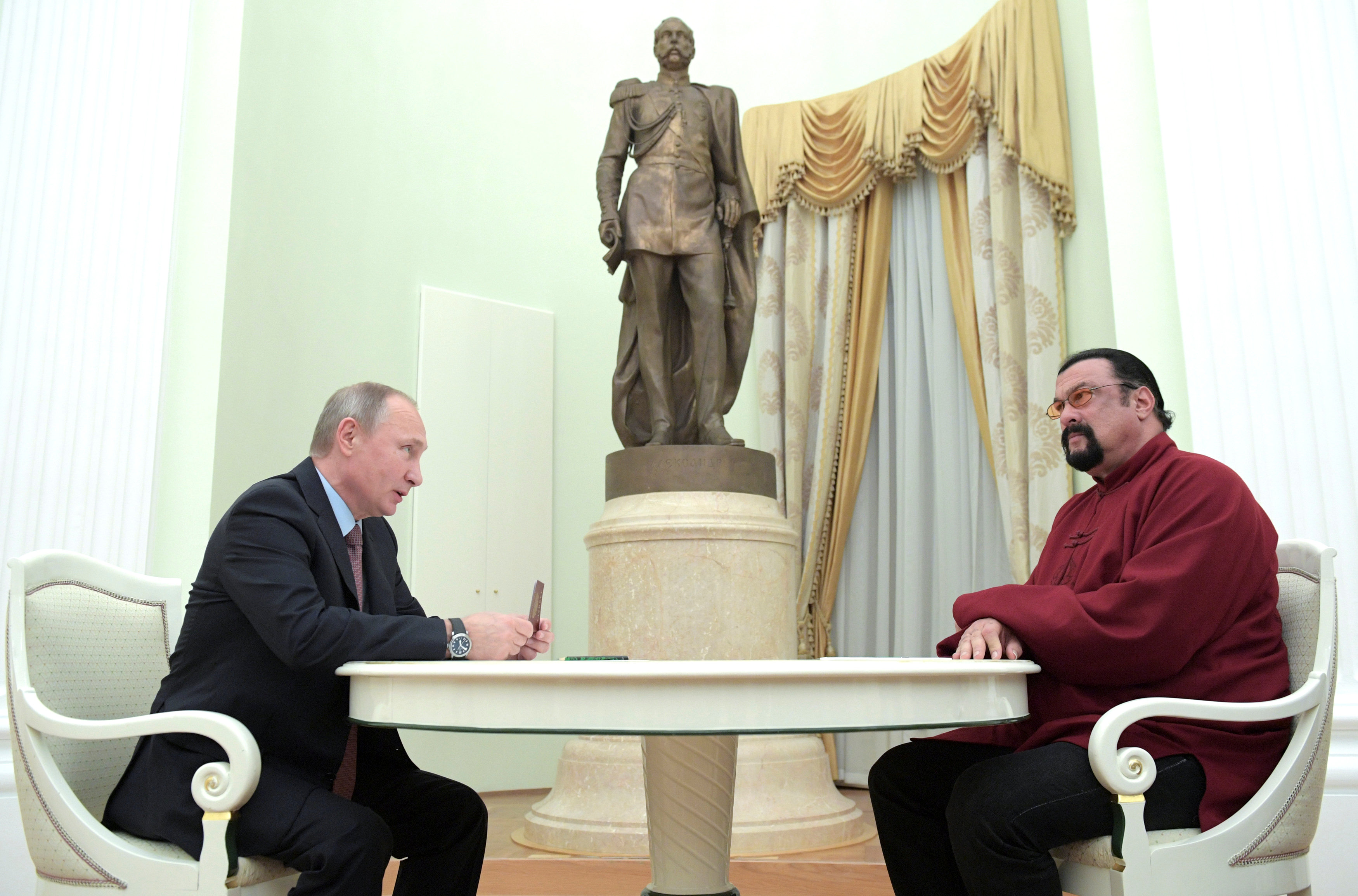 Ο Πούτιν παρέδωσε στον Στίβεν Σιγκάλ ρωσικό διαβατήριο