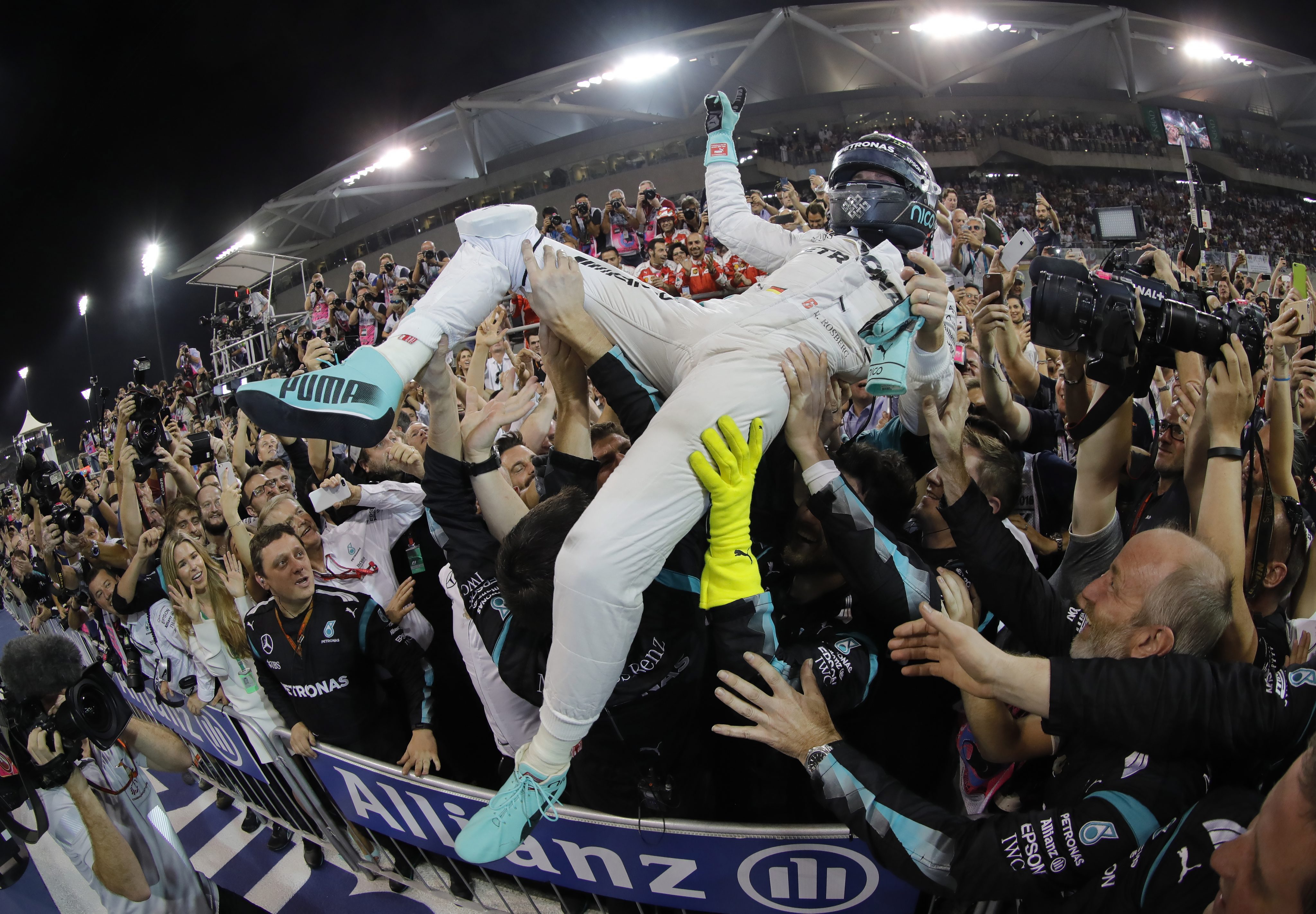 GP Abu Dhabi 2016: Νίκη για τον Hamilton, τίτλος για τον Rosberg