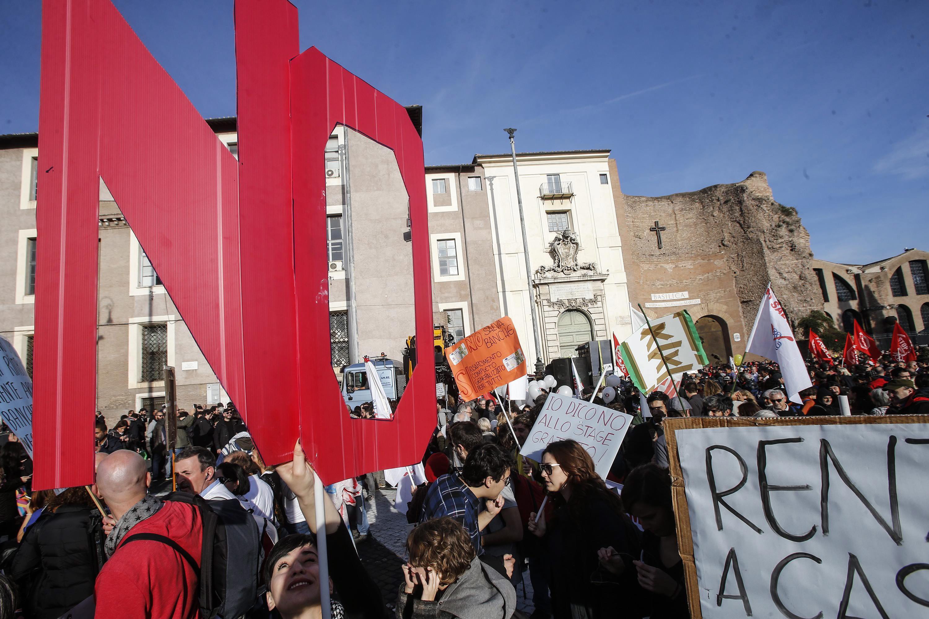 Πολιτικός πυρετός στην Ιταλία για το δημοψήφισμα, ο Μπερλουσκόνι επιστρέφει