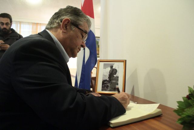 Στην πρεσβεία της Κούβας έδωσε συλλυπητήρια για τον Κάστρο ο Κουτσούμπας