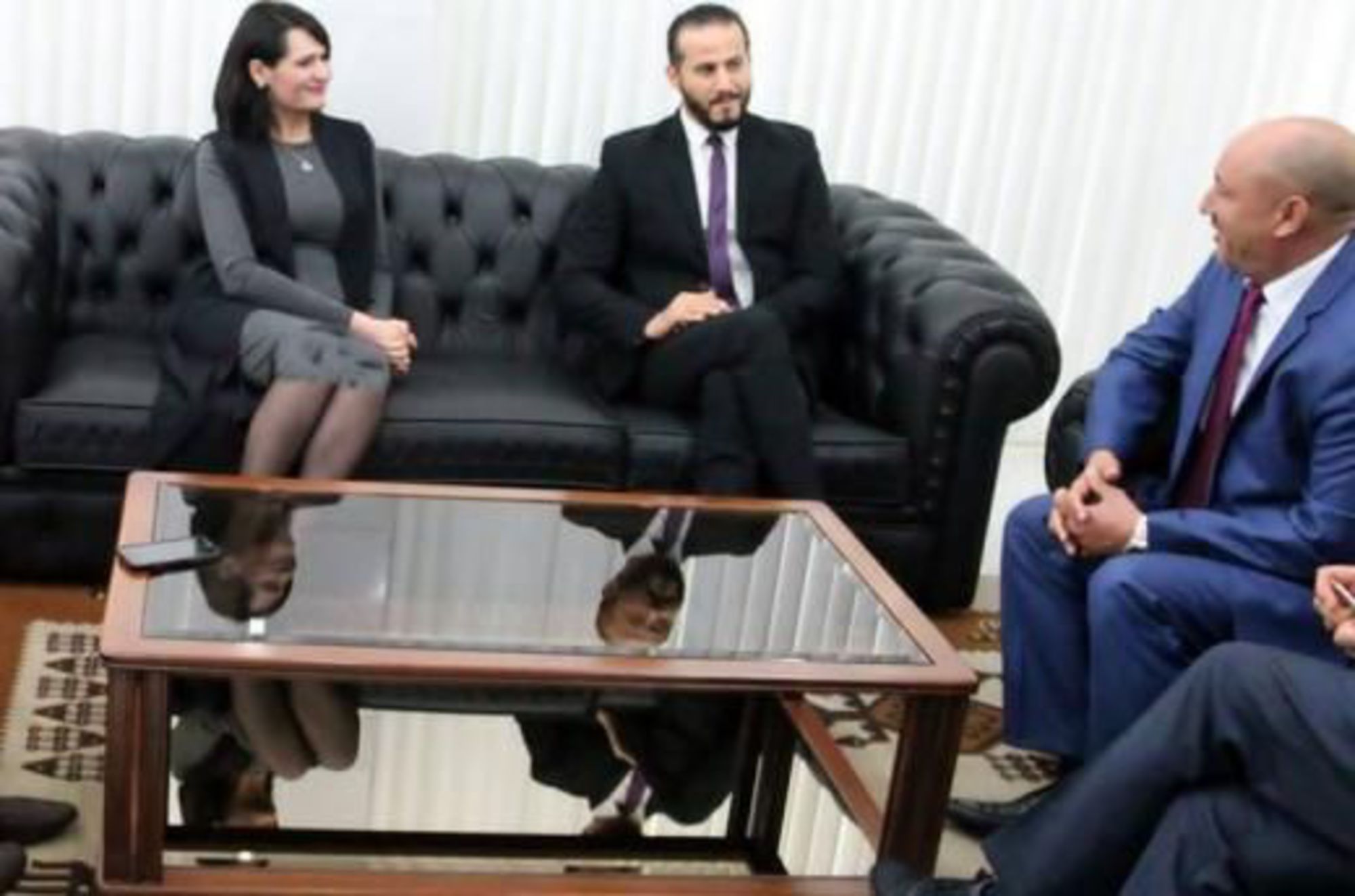 «Μάκρυναν» το φόρεμα υπουργού, αλλά τους πρόδωσε το τραπεζάκι