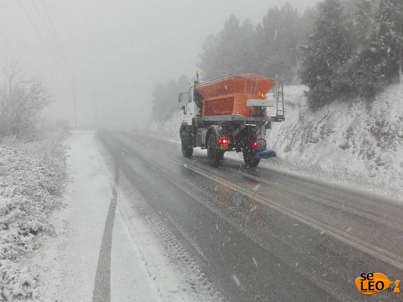 Έπεσαν τα πρώτα χιόνια στη Β. Ελλάδα – Στους δρόμους τα εκχιονιστικά