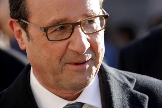 Με παροχές, αλλά όχι «δώρα», ετοιμάζει την επάνοδό του ο Φρανσουά Ολάντ