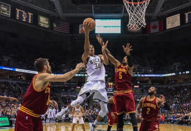 O ΛεΜπρόν και οι πρωταθλητές «Κάβς» υποκλίθηκαν στον Αντετοκούνμπο