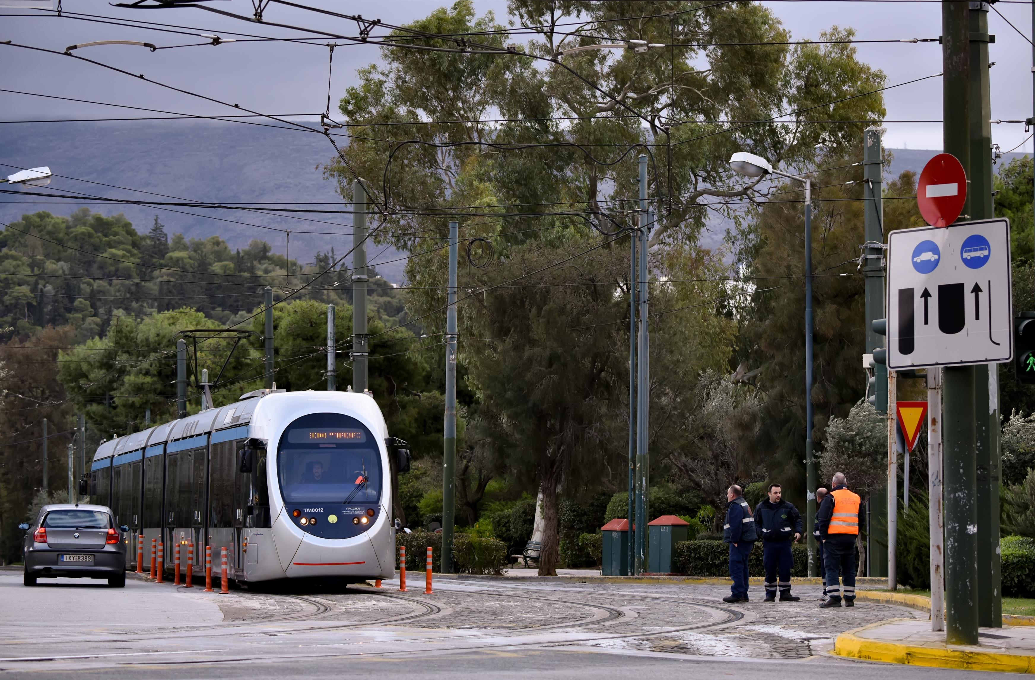 Απεγκλωβισμός τραυματισμένης γυναίκας από τις γραμμές του Τραμ