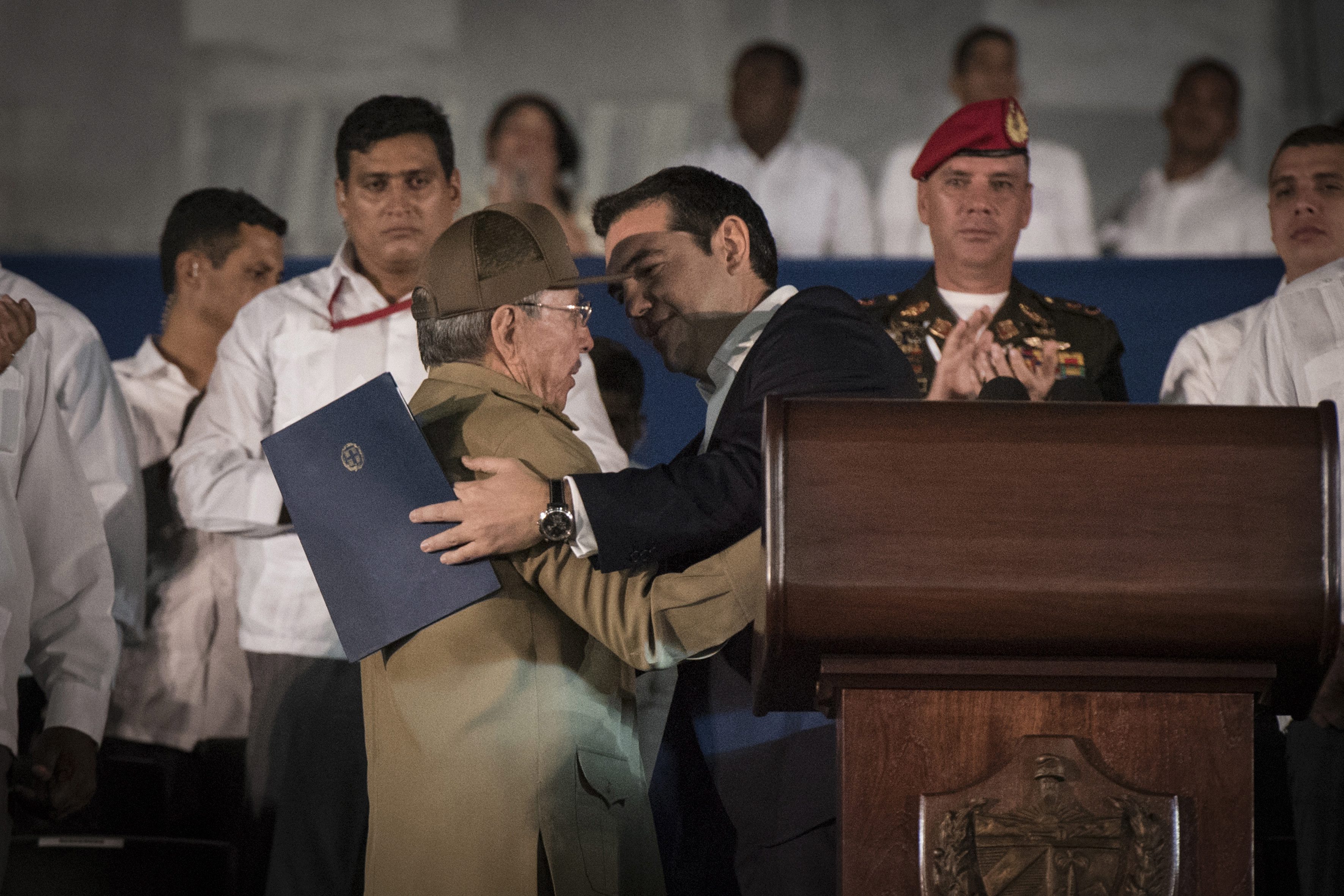 Συνάντηση Τσίπρα – Ραούλ Κάστρο μετά το τελευταίο αντίο στον Φιντέλ