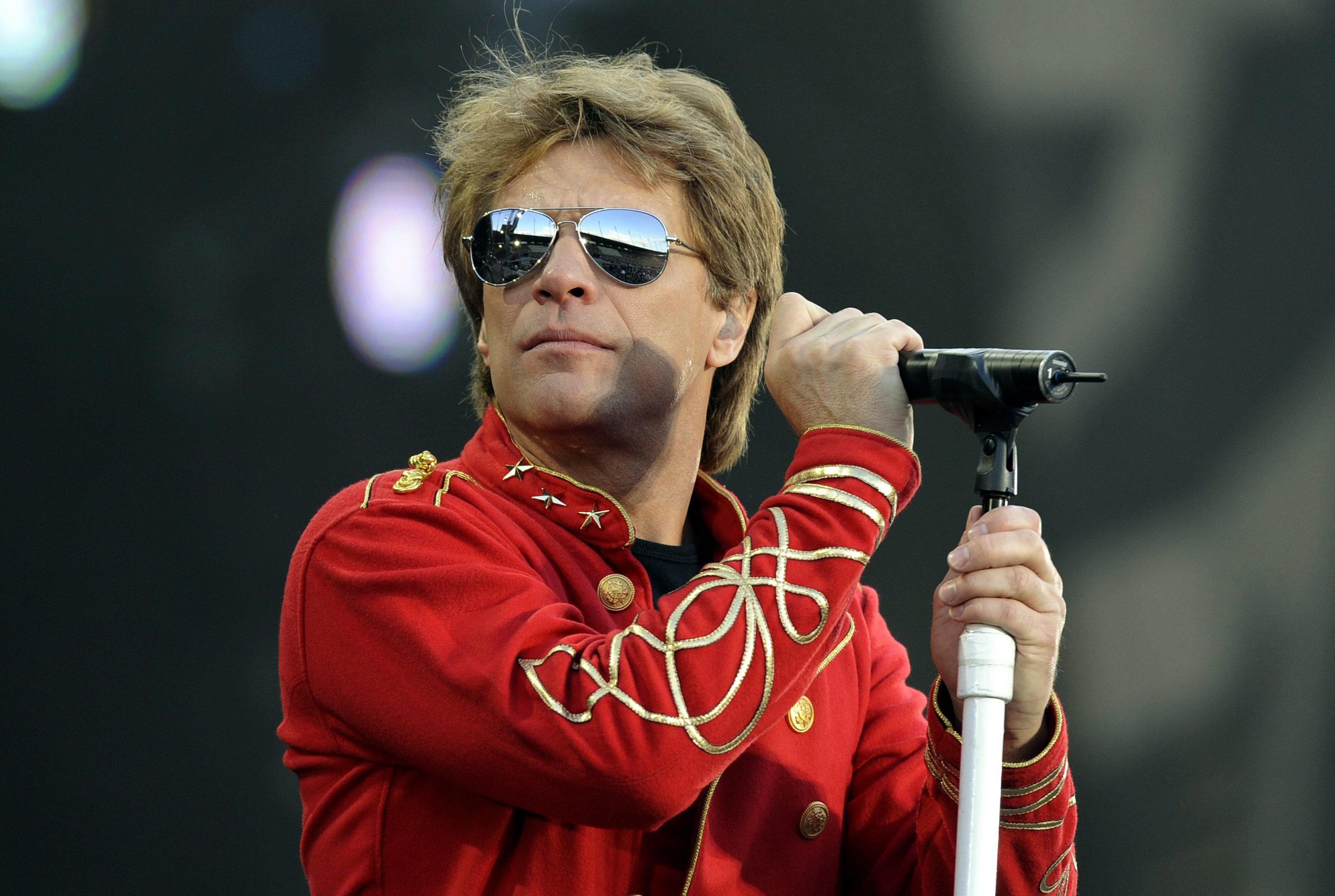 Στο πλευρό της Κλίντον (και) ο Τζον Μπον Τζόβι