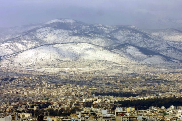 Με αλυσίδες στη λεωφόρο Πάρνηθας, λόγω χιονόπτωσης