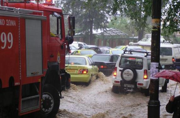 Στις πληγείσες περιοχές της Λέσβου ο υπουργός Αγροτικής Ανάπτυξης