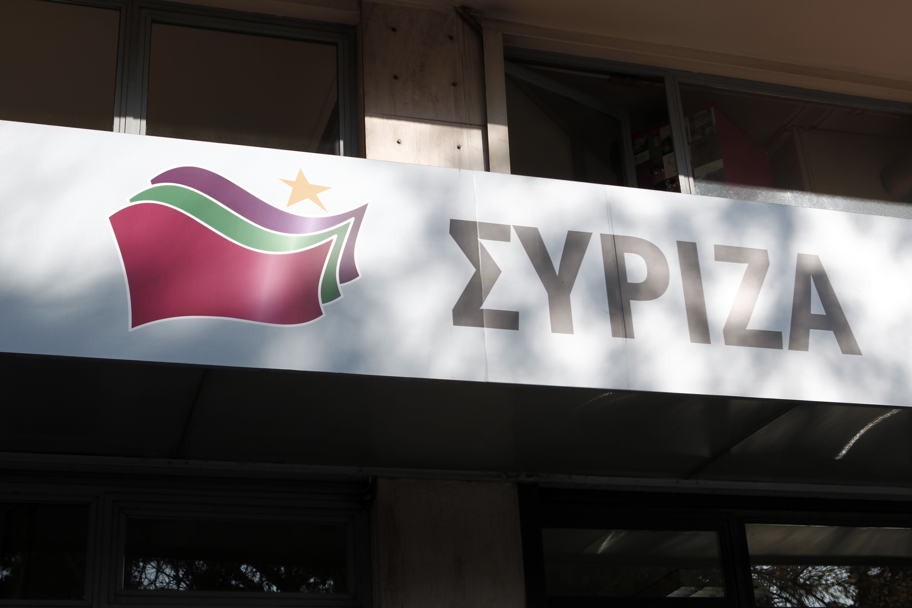Κόντρα ΣΥΡΙΖΑ – Νέας Δημοκρατίας για τη Χρυσή Αυγή