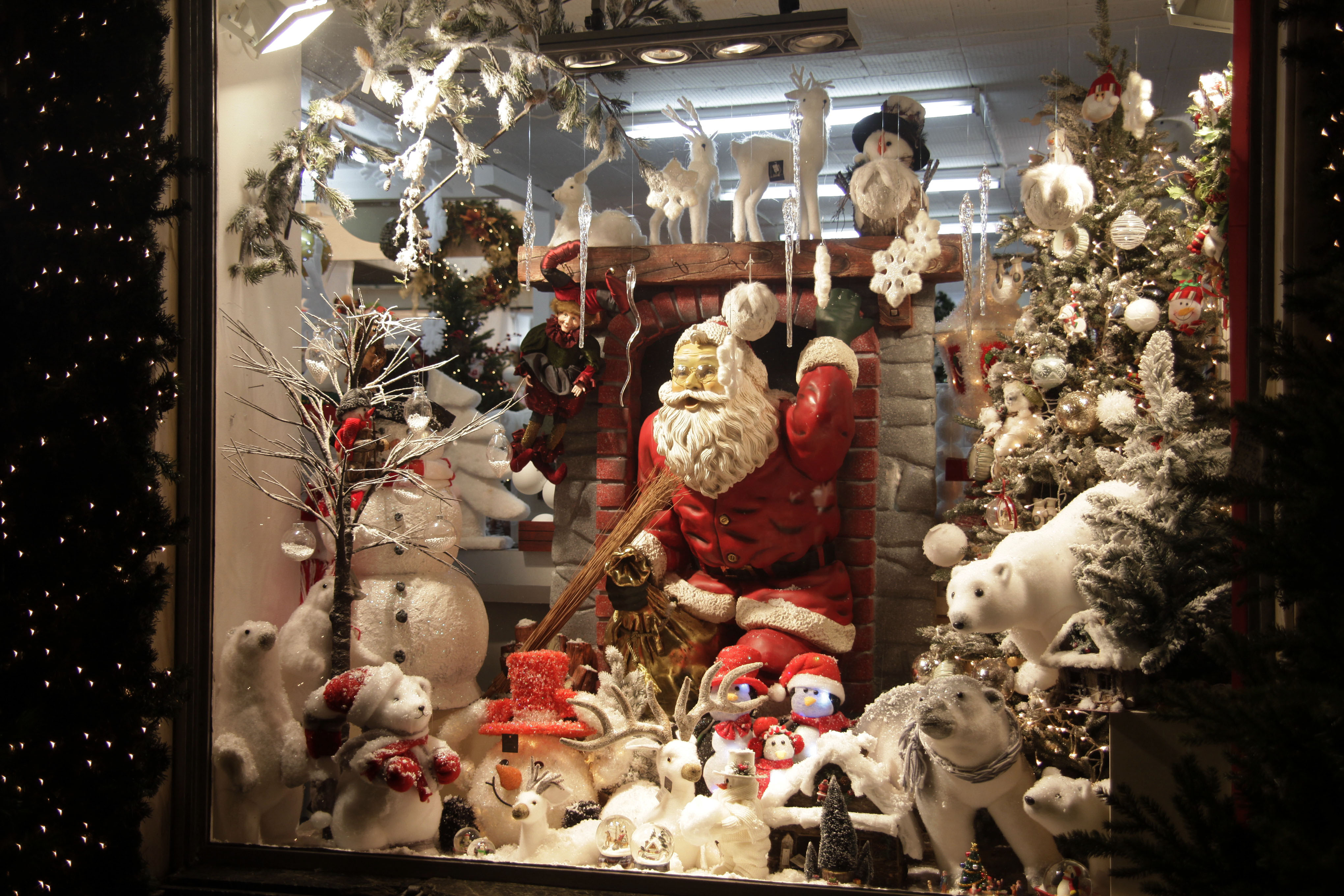 Το εορταστικό ωράριο των καταστημάτων σε Αθήνα και Θεσσαλονίκη