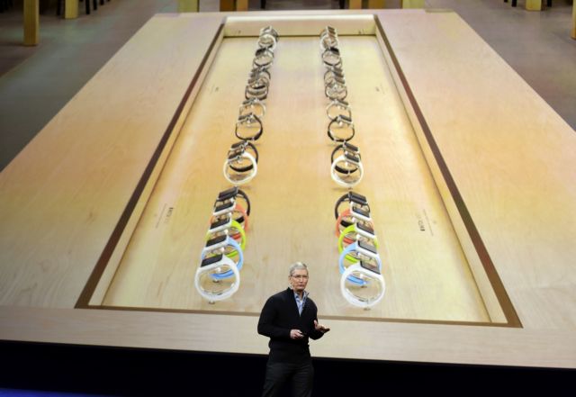 Κουκ, ενοχλημένος: «Το Apple Watch θα κάνει ρεκόρ πωλήσεων τις γιορτές»