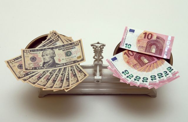 Σε χαμηλό 14 ετών το ευρώ, ενίσχυση δολαρίου μετά τις αποφάσεις της Fed