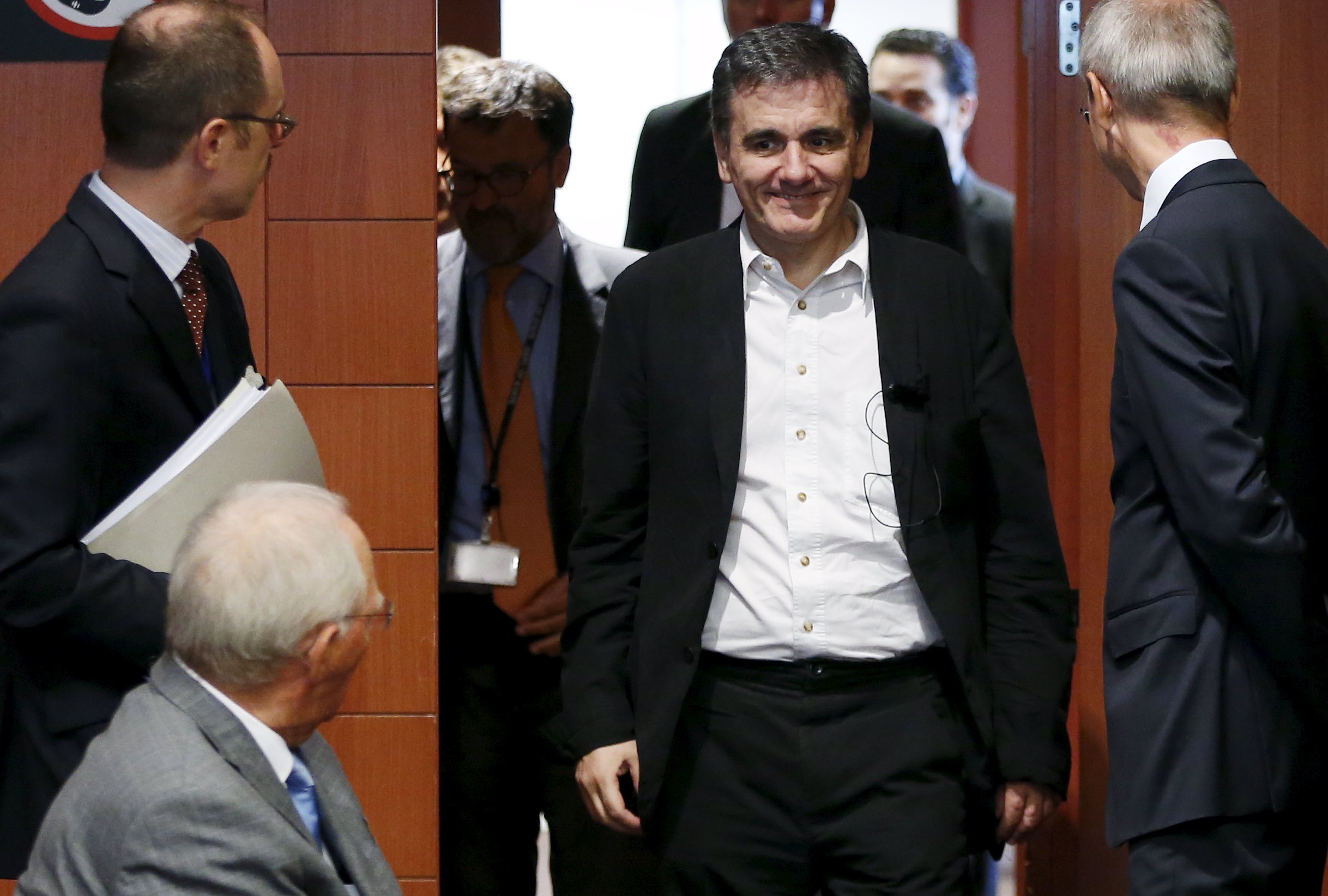 Όλα τα θέματα συζητούνται με τους θεσμούς απαντά το ΥΠΟΙΚ στο Βερολίνο