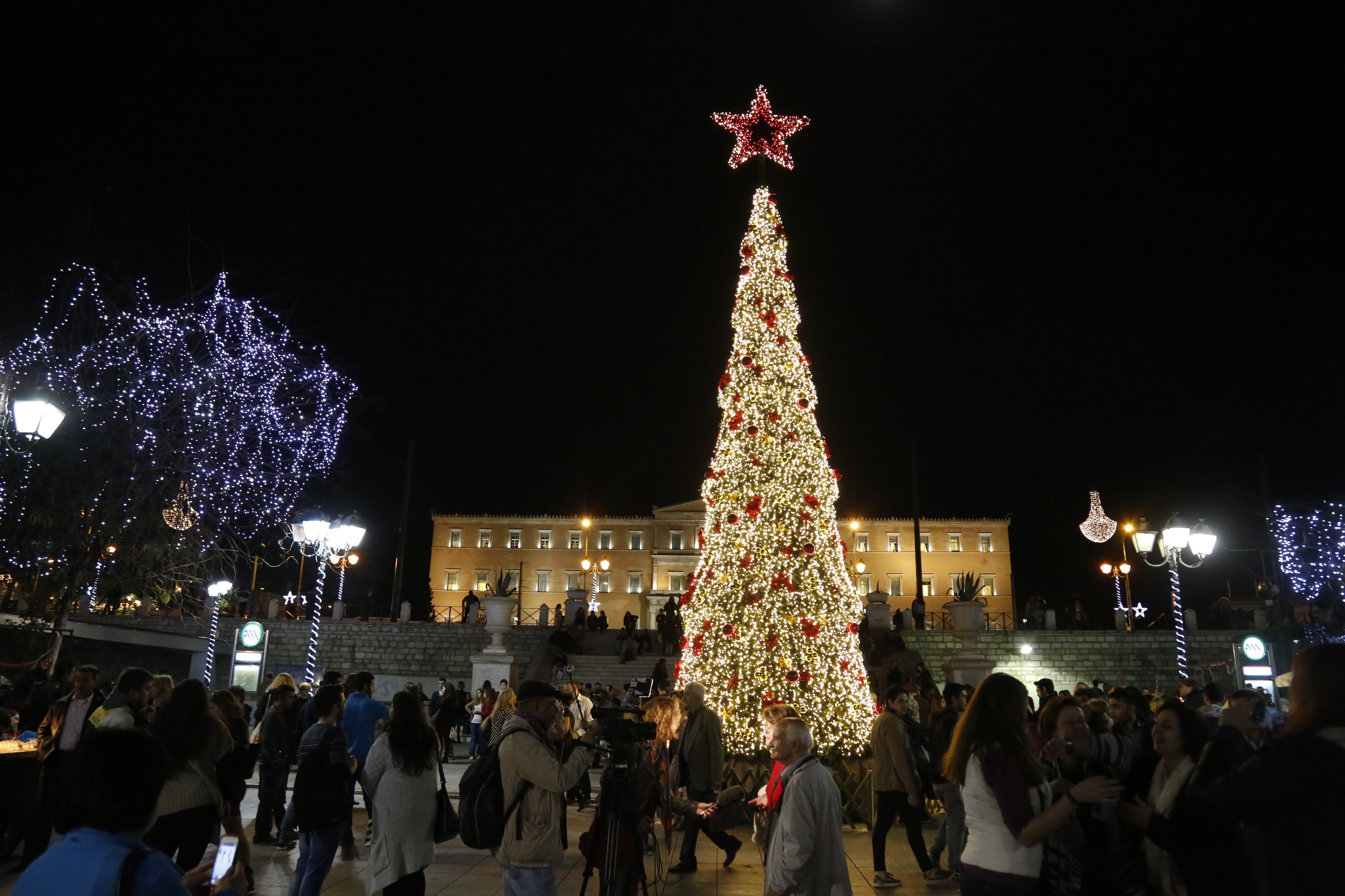 Το απόγευμα η χριστουγεννιάτικη φωταγώγηση της Αθήνας