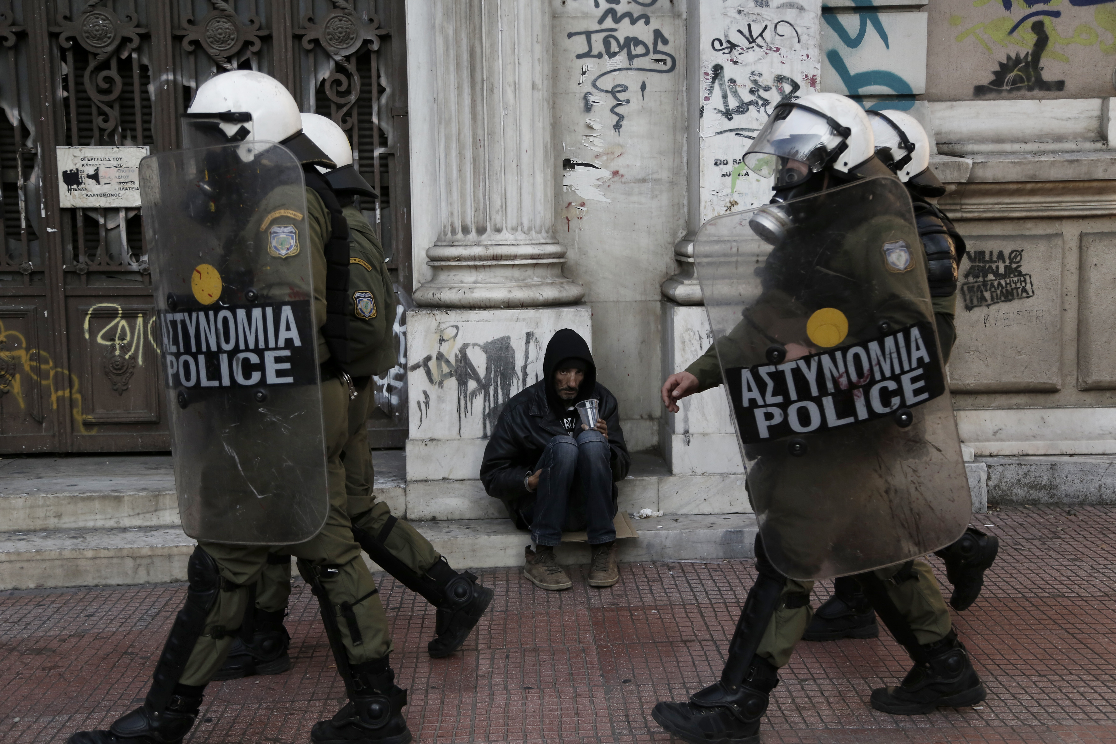 Επίθεση με βόμβες μολότοφ σε διμοιρία των ΜΑΤ