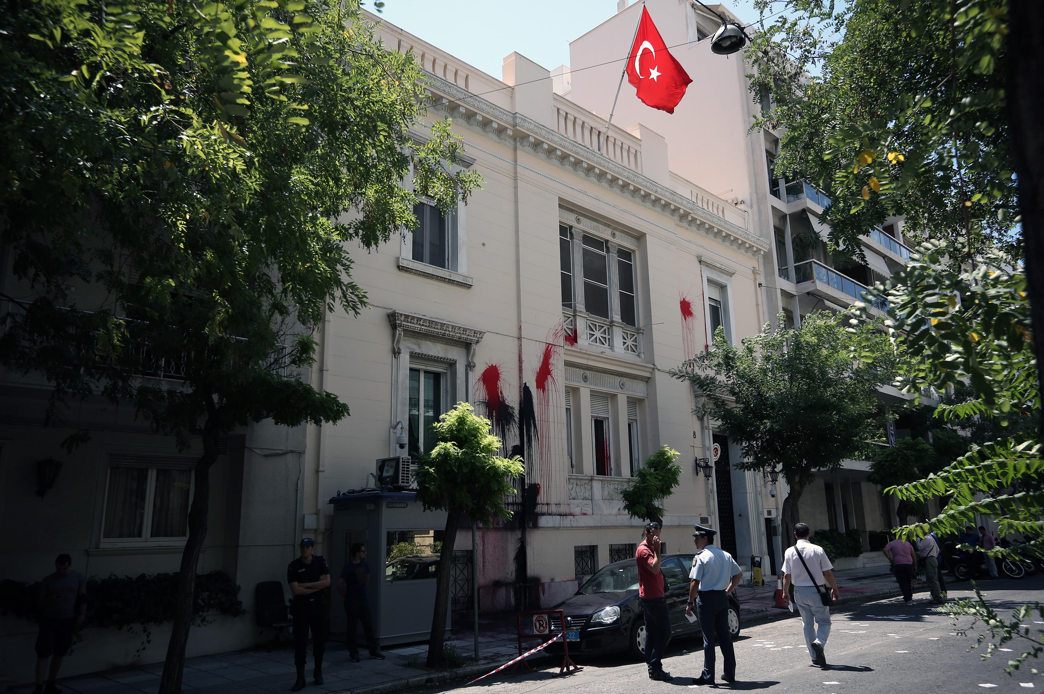 Επιβεβαιώνει η κυβέρνηση τη σχέση συνεργάτη του Μαξίμου με τουρκάλα διπλωμάτη