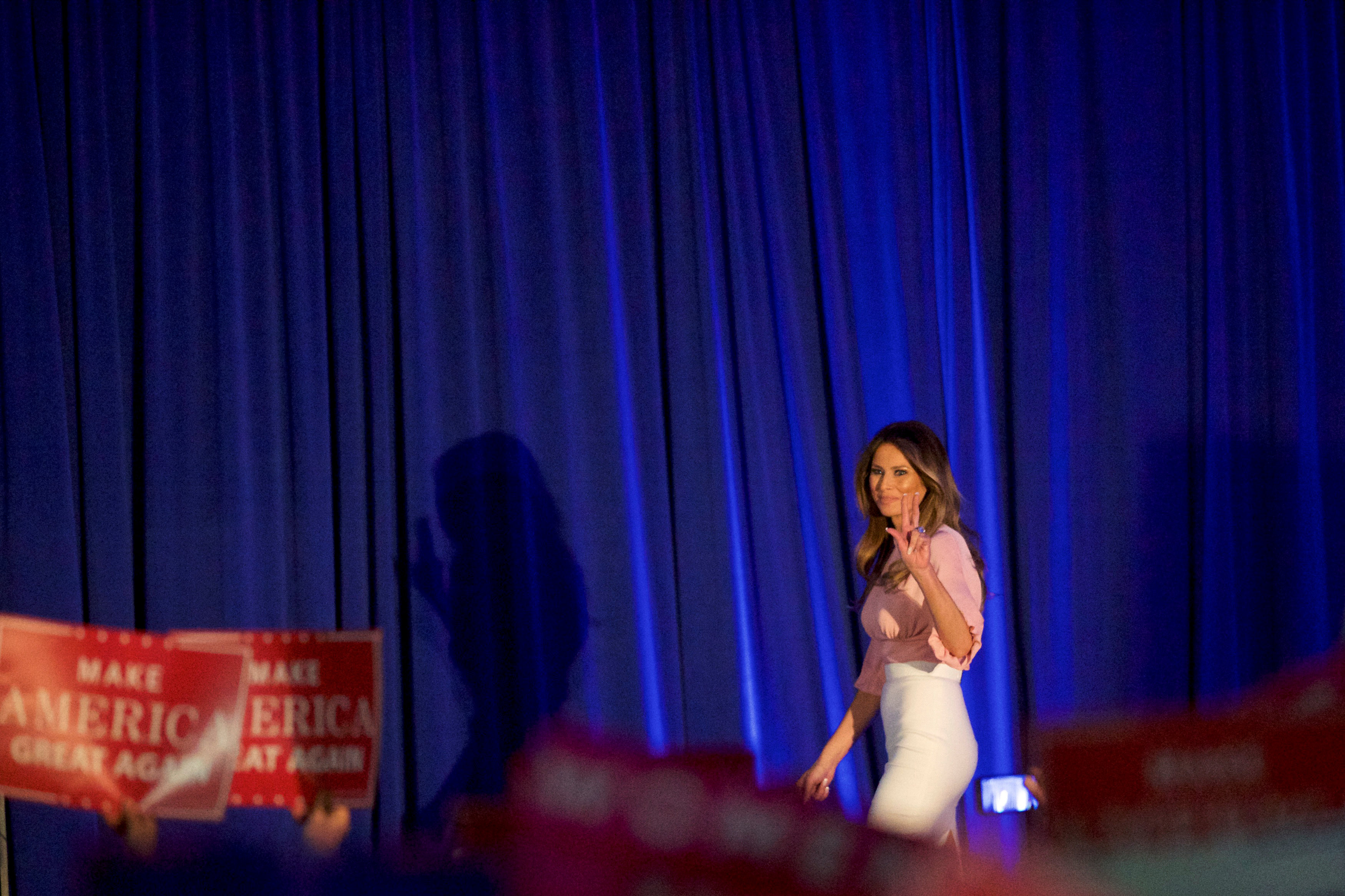 Οι μόδιστροι δεν συνωστίζονται στα σκαλιά του Λευκού Οίκου για την Μελάνια